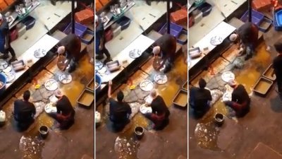 3名外籍员工在餐馆厨房后巷，蹲在马路旁用污水清洗碗碟，让人看了觉得恶心！
