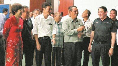 黄新发（前排右起）向阿米鲁丁讲解森中华体育会的运作。前排左起为陈丽群及谢琪清。