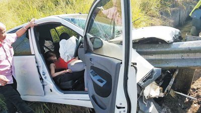2016年在武吉敏惹曾发生一起严重车祸，防护栏贯穿入车内，情况十分骇人，所幸汽车安全气囊及时弹出，保住女司机一命。（档案照）