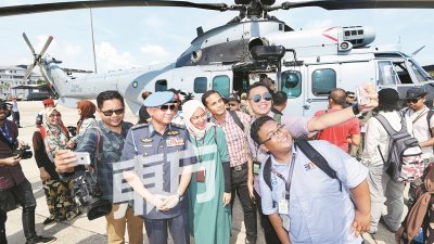 阿芬迪（前排左2）邀请媒体搭乘直升机巡视巴生谷一带，媒体人员在临行前与他兴奋合照。 （摄影：伍信隆）