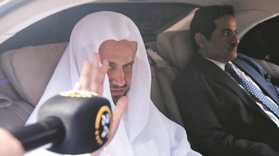 沙地阿拉伯检察总长穆吉卜，周二离开沙地驻伊斯坦布尔总领馆时，向记者挥手致意。穆吉卜在周一至周二与土耳其伊斯坦布尔检察长费丹举行会谈，但未获具体结果。