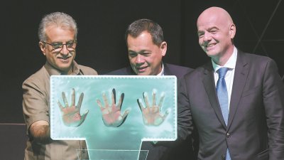 大马足总F:30大蓝图由国际足联会长因凡蒂诺（右起）、大马足总会长拿督哈米汀及亚洲足协会长锡沙曼，共同推介。