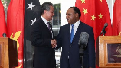 中国外交部长王毅（左），在莫尔兹比港与巴布亚新几内亚外长帕托会谈后，共同会见记者。