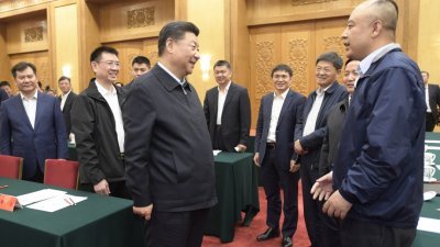 中国国家主席习近平（中），在北京人民大会堂主持召开民营企业座谈会并发表重要讲话。这是习近平和民营企业家们交流。