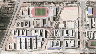 澳洲战略政策研究所网站上的卫星画面显示，新疆一个未说明地点的地区，迅速盖起了建筑，据信是拘留营区。