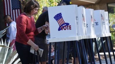 美国中期选举在当地时间周二举行，但有些州的选民已提早投票。图为加利福尼亚州帕萨迪纳的选民们，周六在户外投票亭投票。