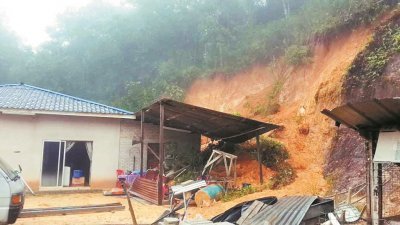 瓜拉庇劳甘榜柏朗艾溪流一民宅厨房后方的山坡，周日清晨发生山泥倾泻事故，冲毁住家厨房。