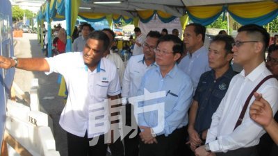 曹观友（前排左2起）、槟岛市长拿督尤端祥及再里尔聆听有关治水工程的讲解。(摄影：黄俊南)