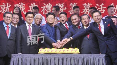 马来西亚华人姓氏总 会联合会理事及贵宾 ， 一起上台切蛋糕庆 创会周年纪念 。 左起为陈锦龙、方天兴、白天、洪来喜、林振辉、王鸿兴及吴启熊。（摄影：连国强）