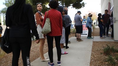 在加利福尼亚州兰开斯特市，选择提早投票的当地选民们周日在投票站外大排长龙。