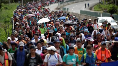 数以千计的中美洲移民，在塔帕丘拉通往维斯特拉的大道旁行走，形成了长长的人龙，相当震撼。