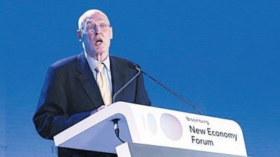 美国前财政部长保尔森，周三在新加坡举行的彭博新经济论坛发表讲话，谈到中美目前的经贸紧张关系。
