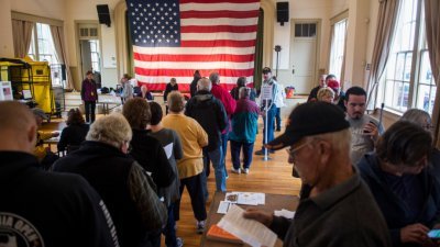 美国周二举行的中期选举，选民们非常踊跃，投票率有可能创下50年来新高。图为弗吉尼亚的一投票站，选民们大排长龙等著投下手中神圣的一票。