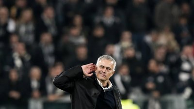 曼联主帅穆里尼奥这次不再以三根手指，而是摆出“聆听”的姿势，来回应祖云杜斯球迷的嘘声。