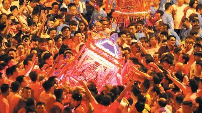 今年的柔佛古庙众神夜游活动吸引50万人次参与，这项柔州特色活动已被纳入2020年柔州旅游年的主打项目。（档案照）