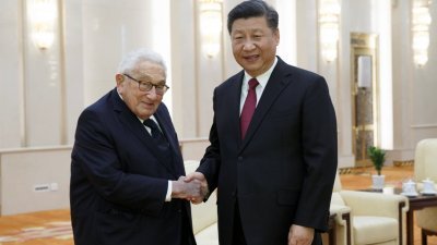 中国国家主席习近平（右）周四在北京人民大会堂，会见到访的美国前国务卿基辛格。