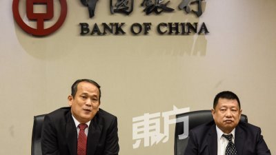 大马中国银行副行长郑瑞锦（左）表示，中国银行会与本地中小企业合作，提供更多有用经商讯息，右为行长助理沈军岩。 （摄影：黄良儒）