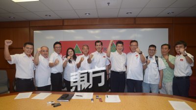 民政党青年团署理团长杨锦成，召开记者会宣布竞选党主席。 （摄影：陈启新）
