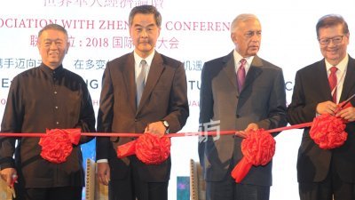 梁振英（左2）和巴基斯坦前总理肖卡特阿兹（右2）为世界华人经济论坛进行剪彩。左起为李金友和杨元庆。 （摄影：徐慧美）