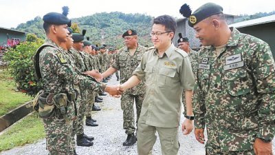 国防部副部长刘镇东（右2）针对被指穿“共产党服”阅军言论，向大马马来人阵线（JMM）主 席拿督阿兹旺发出律师信，限对方7天内澄清及道歉，否则将采取法律行动。
