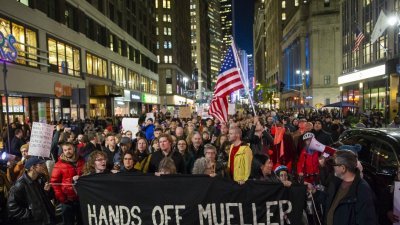 司法部长塞申斯在特朗普的要求下辞职，美国民众涌进纽约时报广场示威抗议。示威民众举著“不要干预米勒”的标语及美国国旗，要求特朗普不要干预通俄案调查。