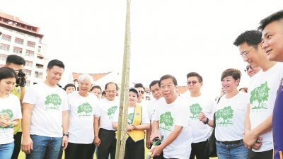 陈国伟（右5）为“1500人植树活 动”主持开幕，并参与种树。出席者包括王瑞芳（左2）、戴良业 （右2起）及陈微微。 （摄影：曾钲勤）