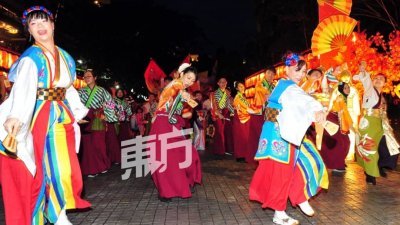 来自我国、日本及新加坡的舞者跳起迎宾舞，为秋祭祭典 揭开序幕。（摄影：杨金森）