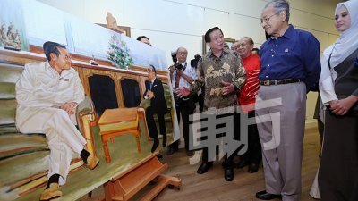 马来西亚创价学会赠送一幅池田大作于1988年访问马来西亚，拜会当时任首的马哈迪（右）时的巨画。左起为郭福安和莱士雅丁。 （摄影：骆曼）