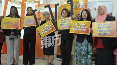 瑟丽娜（左2起）、章瑛、林秀琴 和王丽丽，在州立法议会推动停止 性骚扰的活动。（摄影：蔡开国）