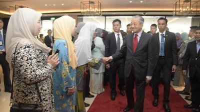 马哈迪抵达下榻的香格里拉酒店，获得热烈欢迎。（大马新闻局提供）