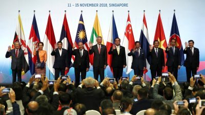 东盟峰会周二在新加坡开幕，东盟10国领导人站在台上，让媒体记者拍照。