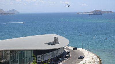 APEC领导人非正式会议，周六至周日在巴布亚新几内亚首都莫尔兹比港举行，21个亚太国家领袖、代表及官员到当地出席会议。为保护他们的安全，巴布亚新几内亚政府加强了这个港口城市的安全，美国、澳洲和纽西兰甚至出动特种部队协助维安。这是一架直升机，在APEC大厦附近巡逻。