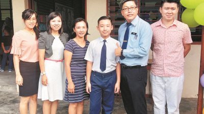 唯一的华裔学生黄智盛（左4）周四在毕业礼庆典，与师生合照。左起为徐慧霞、黄月丽、郭莉莉、徐碠岏及陈峻利。