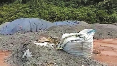 疑是洋垃圾留下的废弃物，随意丢弃在昔加末第二工业区的空地，发出异味。（图截自视频）