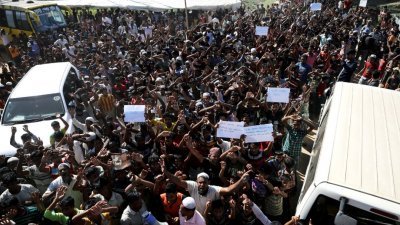 数百名的罗兴亚难民周四在代格纳夫乡的昂奇普兰难民营抗议，他们大喊口号、高举双手，有些手里亦拿著“我们将永远不会在没有公民的身份下回到缅甸”的抗议标语，场面浩大。