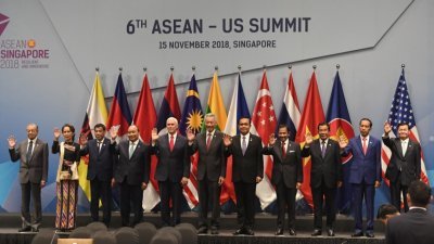 第6届东盟—美国峰会周四早举行，代表总统特朗普出席的副总统彭斯（左5）和一众东盟领袖拍摄大合照。