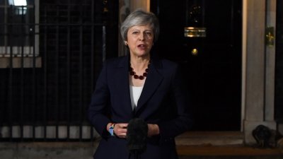 英国首相特丽莎梅于大马时间周四凌晨在首相府外宣布，脱欧协议草案获得内阁同意。