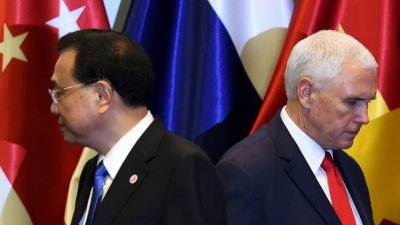 中国总理李克强（左）和美国副总统彭斯，在东亚峰会前拍了全体照后，分头离开舞台。