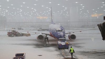 因提早入冬的缘故，美国东北部大部分地区的航班都被迫取消。新泽西州纽瓦克机场的飞机被白雪覆盖，后方有工作人员驾著铲雪车，清理跑道上的积雪。