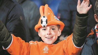 荷兰在主场连挫两支世界冠军球队的势头，让这名小球迷乐开了怀！