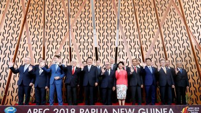马哈迪（右）周六在2018年亚太经济合作组织峰会开幕礼上，与出席各国领袖齐聚一堂。其中包括澳州总理莫里森、加拿大总 理特鲁多、智利总统阿连德、中国国家主席习近平、俄罗斯总理麦维德夫、巴布亚新几内亚总理奥尼尔、新加坡总理李显龙、 香港特首林郑月娥、印尼总统佐科、日本首相安倍晋三、越南总理阮春福。