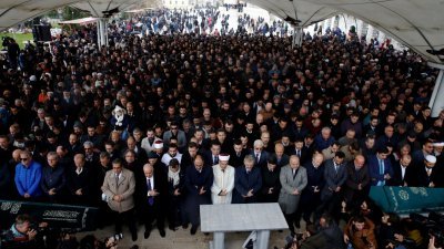 哈苏吉遇害超过一个月后，在没有遗体的情况下，于周五在土耳其伊斯坦布尔法提赫清真寺的庭院，举行象征式的丧礼。到场悼念的亲友及支持者，在本应放置灵柩、却空无一物的石桌前祈祷。