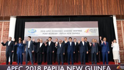 加拿大总理特鲁多（左三）、中国国家主席习近平（左五）、美国副总统彭斯（右四）、大马首相敦马哈迪（右三）等各国领袖，周日在巴布亚新几内亚举行的APEC峰会现场拍摄大合照后，举行闭门会议。