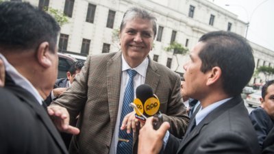 秘鲁前总统加西亚（中），本月15日到检察机关接受调查。