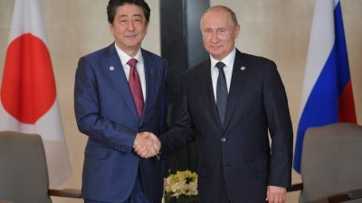 俄罗斯总统普京（右）和日本首相安倍晋三，上周在新加坡出席东亚峰会期间，在场边会晤。