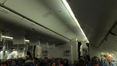 班机上的一名乘客在推特上载的照片显示，飞机在降落时启动了氧气罩。