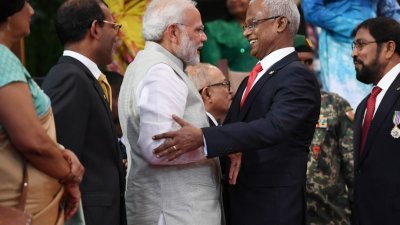 尔代夫新总统萨利赫上周六举行就任总统宣誓仪式，印度总理莫迪是座上宾。图为莫迪（左3）和萨利赫（右2）相见欢。印度和马尔代夫发表联合声明，指印度准备协助马尔代夫渡过经济难关。