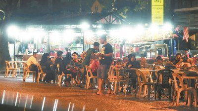 吉隆坡市政局将会加强执法，每天展开3次取缔行动，对付在建筑物外摆放桌椅的餐馆。（档案照）