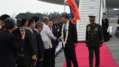 中国国家主席习近平上午抵达马尼拉国际机场，与迎接他的菲国官员握手。这是习近平就任中国国家主席以来，首次国是访问菲律宾。