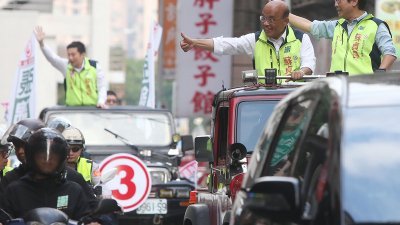 民进党新北市长候选人苏贞昌（右2）周三在汐止区车队扫街，在车上比出大拇指，提醒选民投1号苏贞昌。